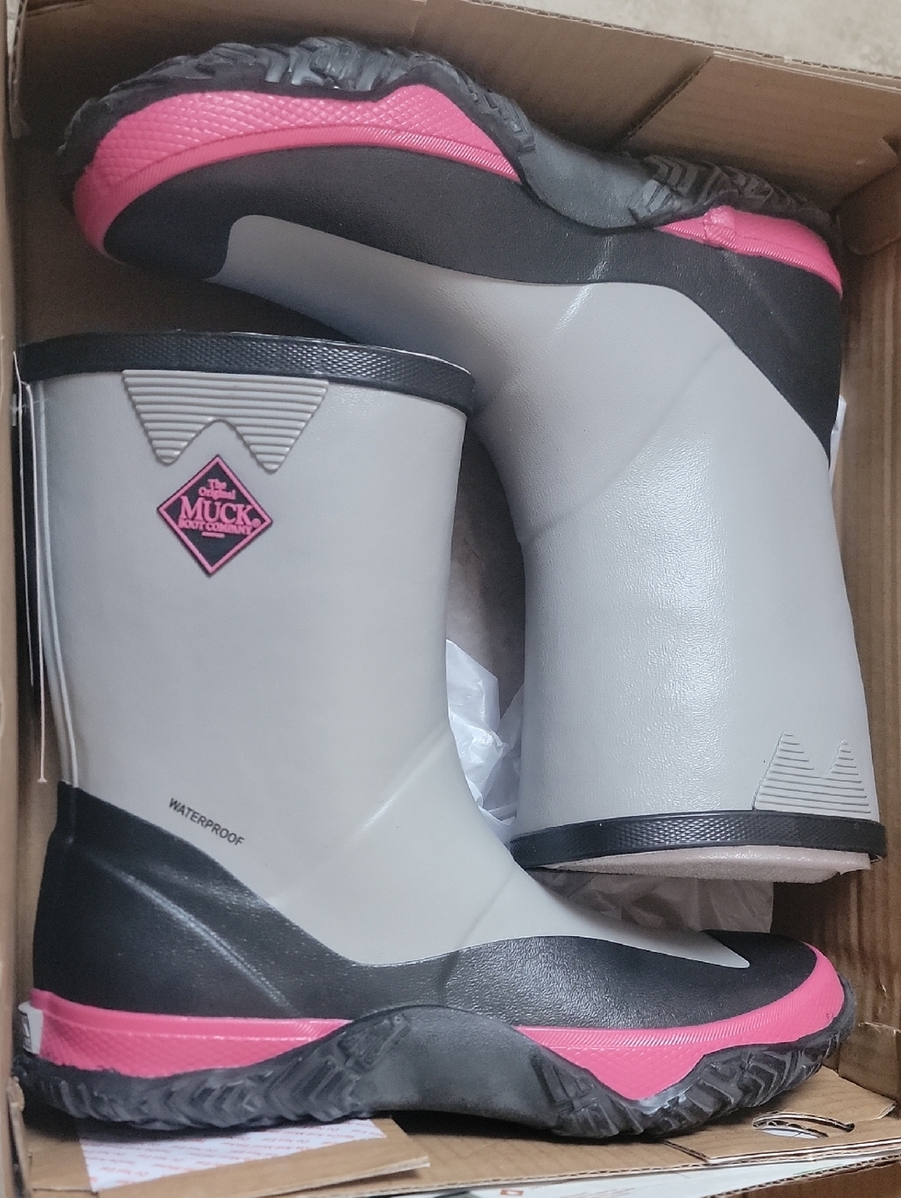 Girls Waterproof Gray & Pink MUCK Boots New In BOX. Size 7 Youth